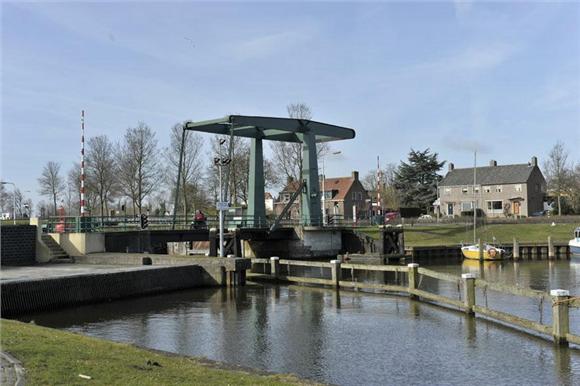  - Hellevoetsluis , Kanaalweg Westzijde
